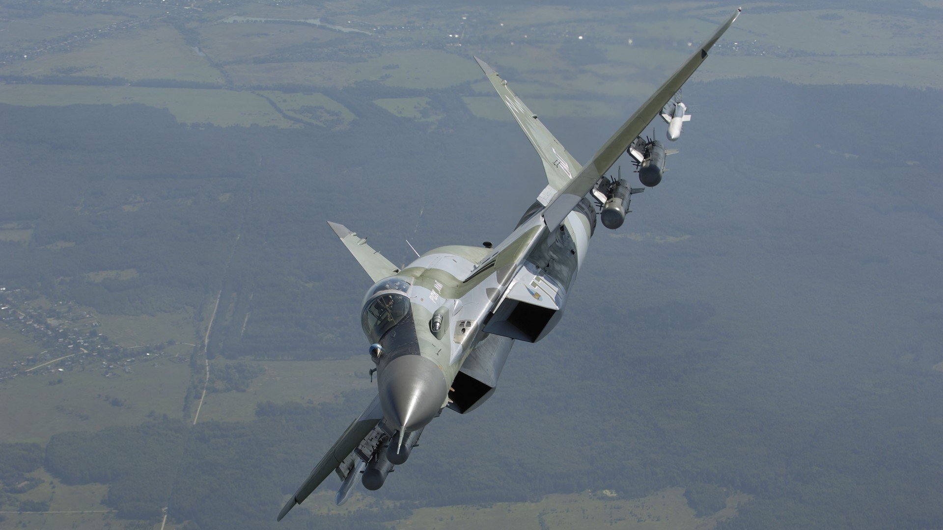 铁闸门迪一夫当关，疾风卡塔尔强压敌阵，绿茵场上的战术意志交响曲