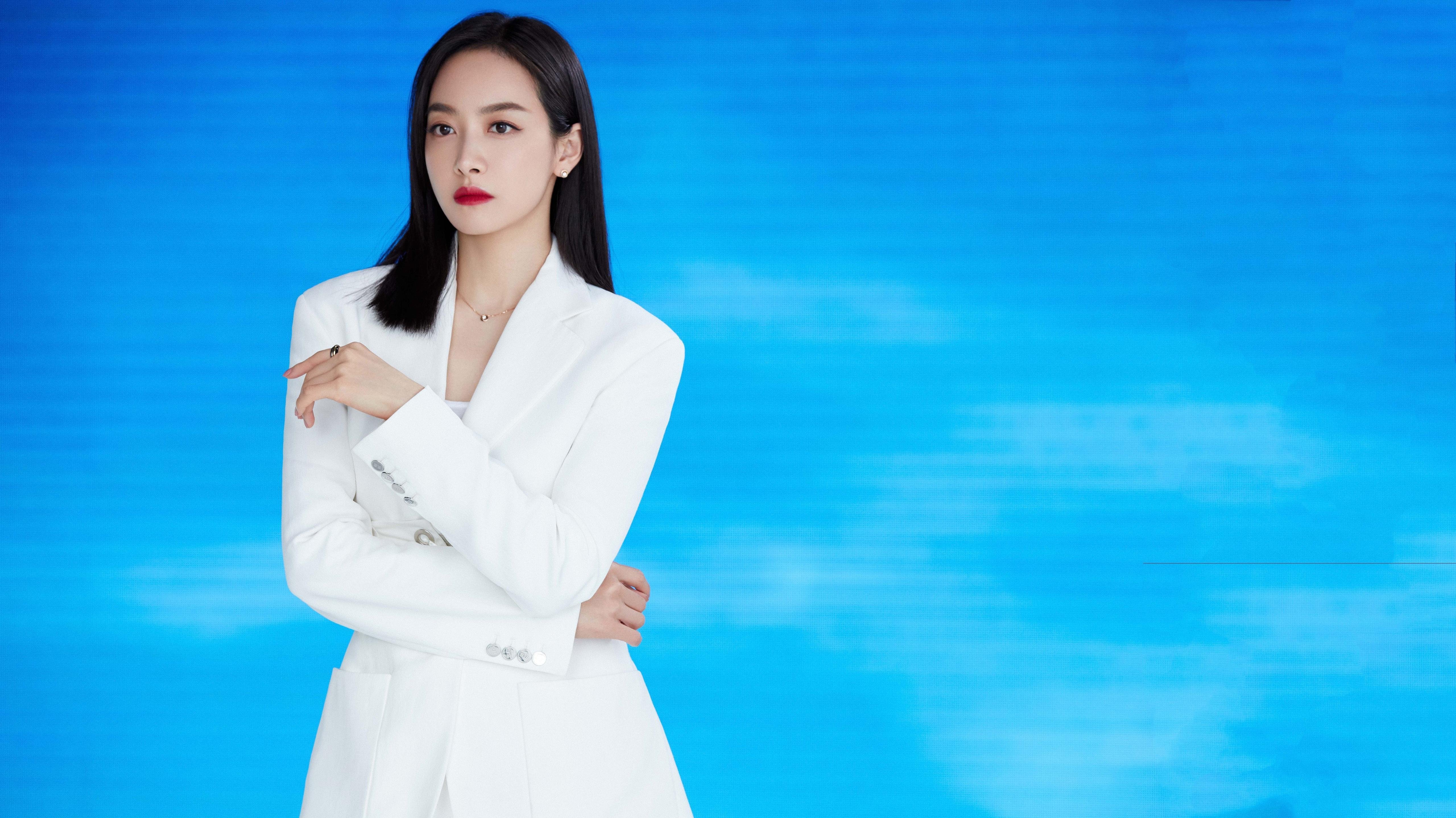 绿茵场惊现三分雨?跨界狂想,新疆铁骑踏破北岸花园,库里足球魔法颠覆英超王座!